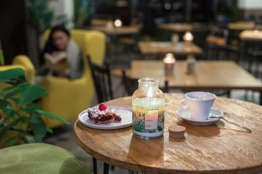 Sojowa świeca zapachowa kolekcji Go Green Dive In We Love Candles wegańska aranżacja w kawiarnii