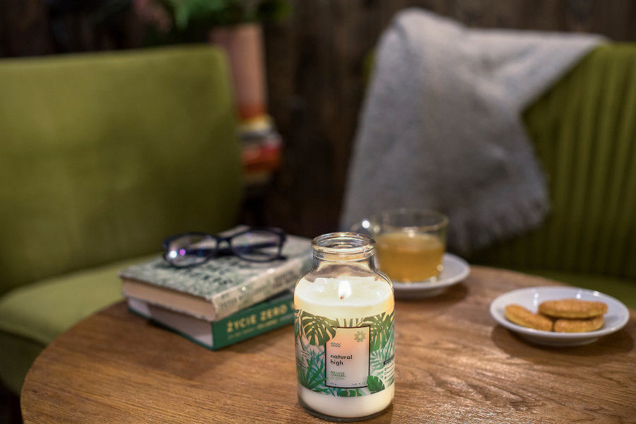 Sojowa świeca zapachowa We Love Candles seria GO GREEN zpaach Depth Over Distance aranżacja