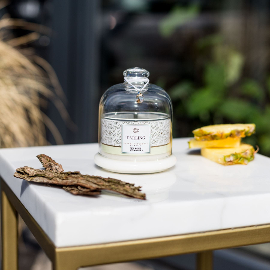 Sojowa świeca zapachowa GOLD We Love Candles DARLING aranżacja świecy
